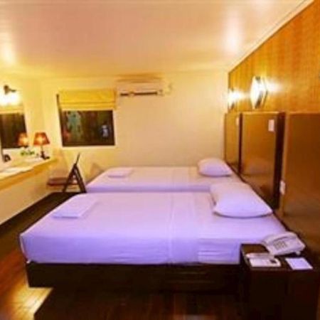 Mervit Hotel Padang  Esterno foto