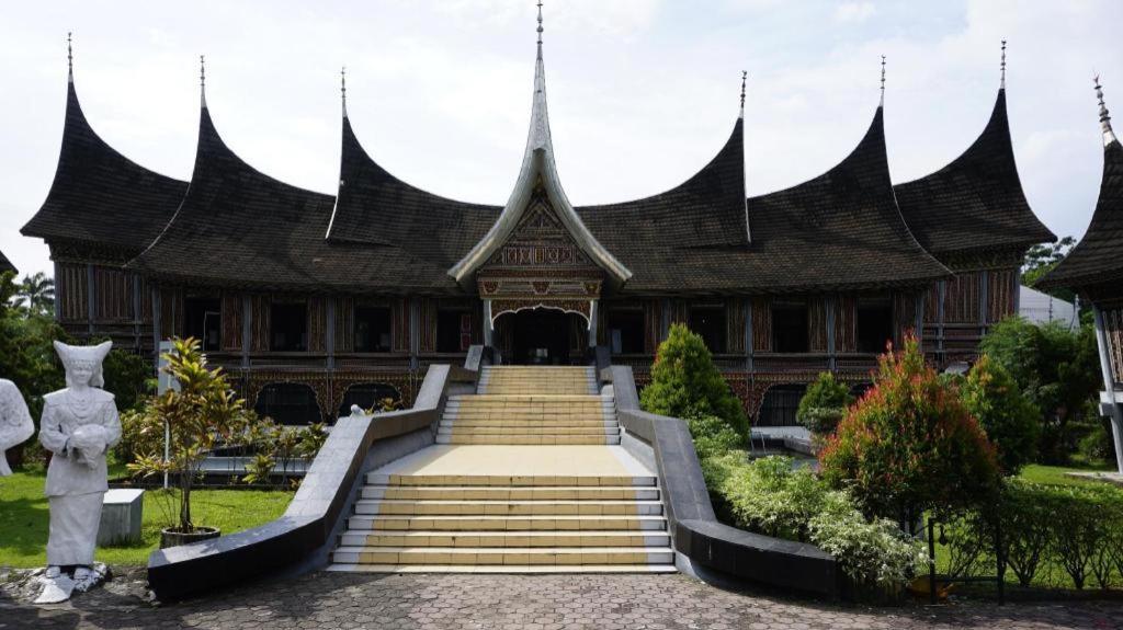 Mervit Hotel Padang  Esterno foto